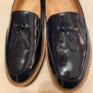 Naturalizer Women’s loafers in navy blue patent. Rubber-like soles.